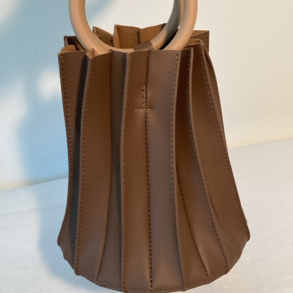 Pleated Vegan slingbag wooden round handles crossbody brown NWOT - Picture 12 of 12